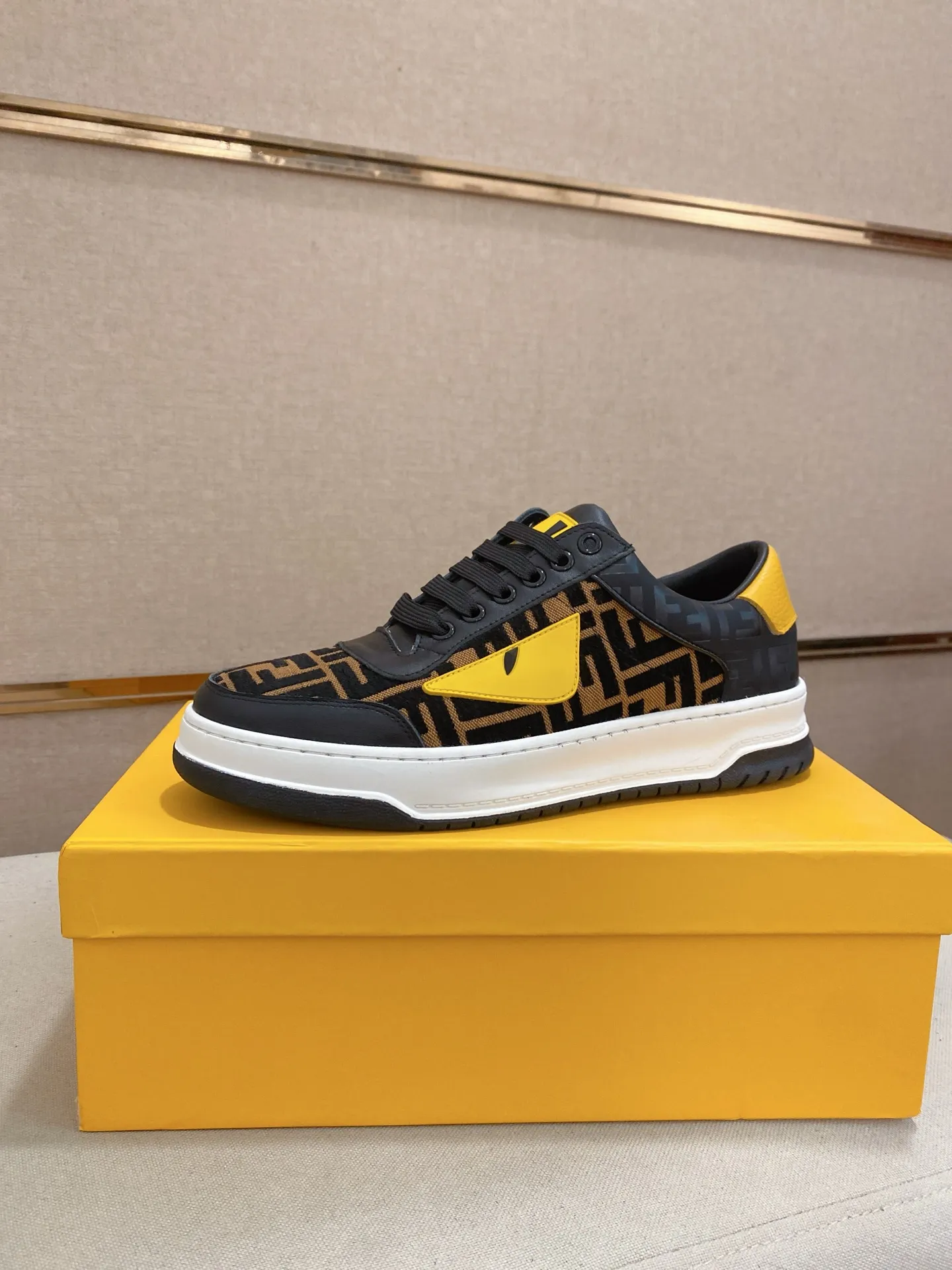 Men's shoes💰: 400💰[Fendi] Fendi's latest casual shoes for men! Available at counters simultaneously! A one-to-one replica of the original. All imported official website one-to-one cowhide fabric. The interior is made of top-grade sheepskin, and the original factory-supplied rubber outsole is used. Leading new fashion concepts. Matching code: 38-44. (can be customized for 45 non-refundable)